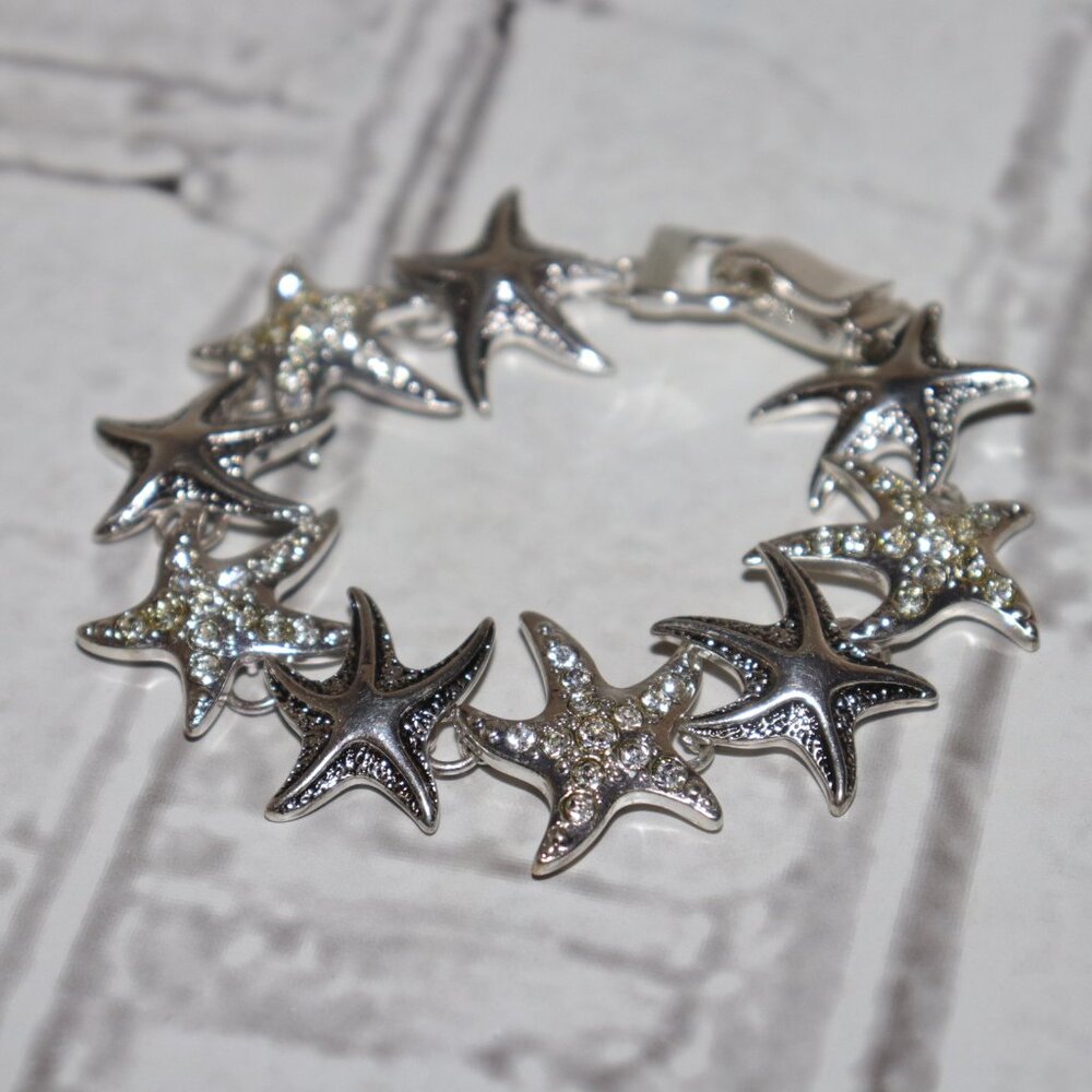 🌊 Silver Rhinestone Starfish Bracelet – Magnetic Clasp – 7.25"